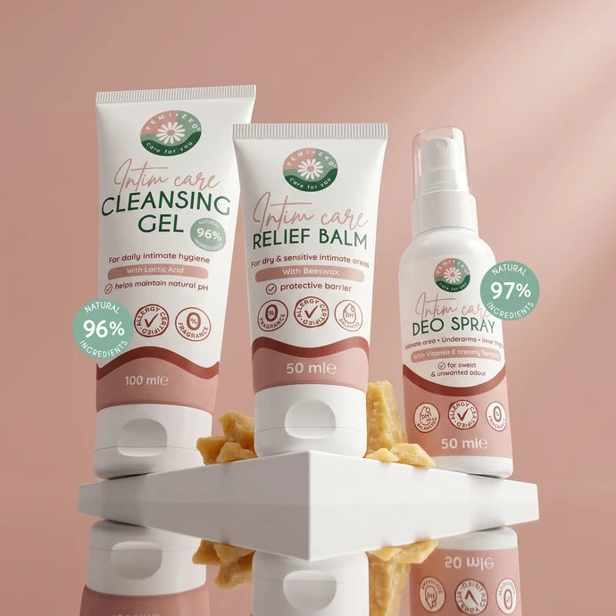 FemiEkos intimvårdsserie: intimgel, deospray och intimbalsam mot rosa bakgrund.