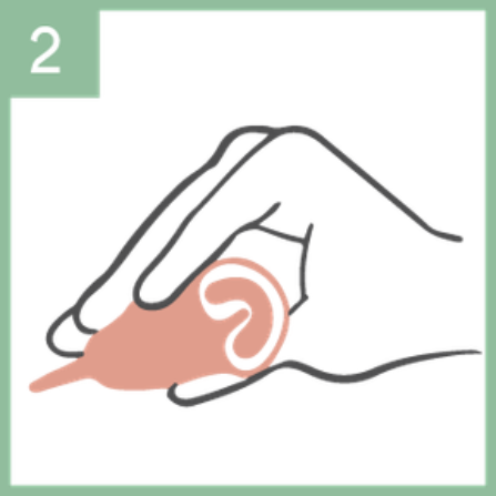 FemiEko-illustration: en menstruationskop foldet mellem fingrene