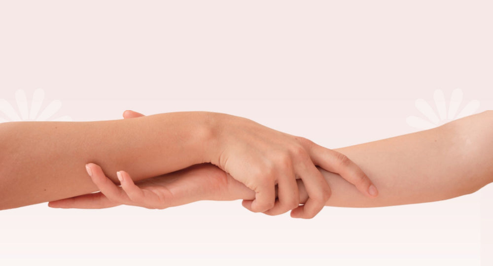 Två händer som håller om varandra, en symbol för partnerskap