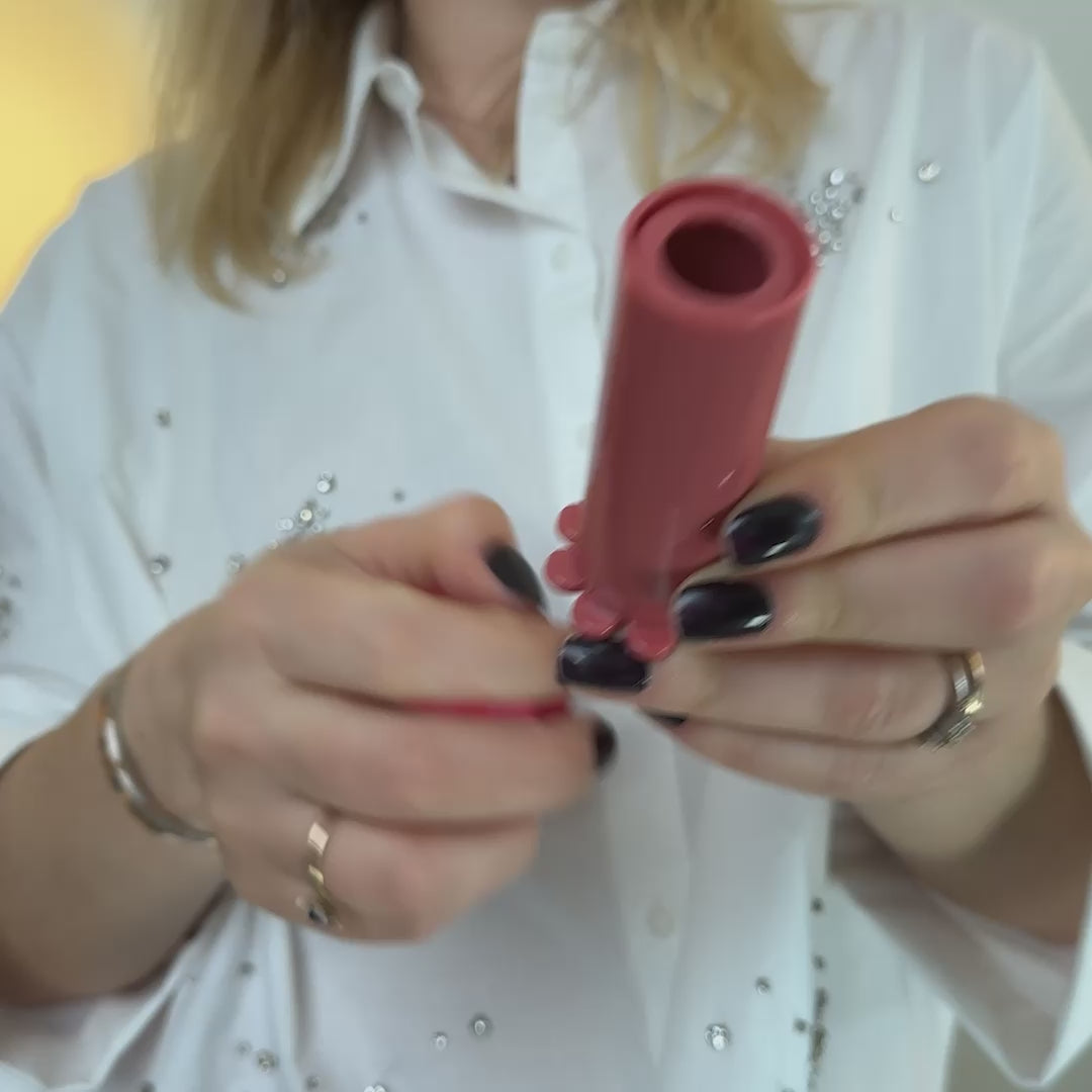 Ladda video: demonstrations video af universal applikater til menstruationsprodukter