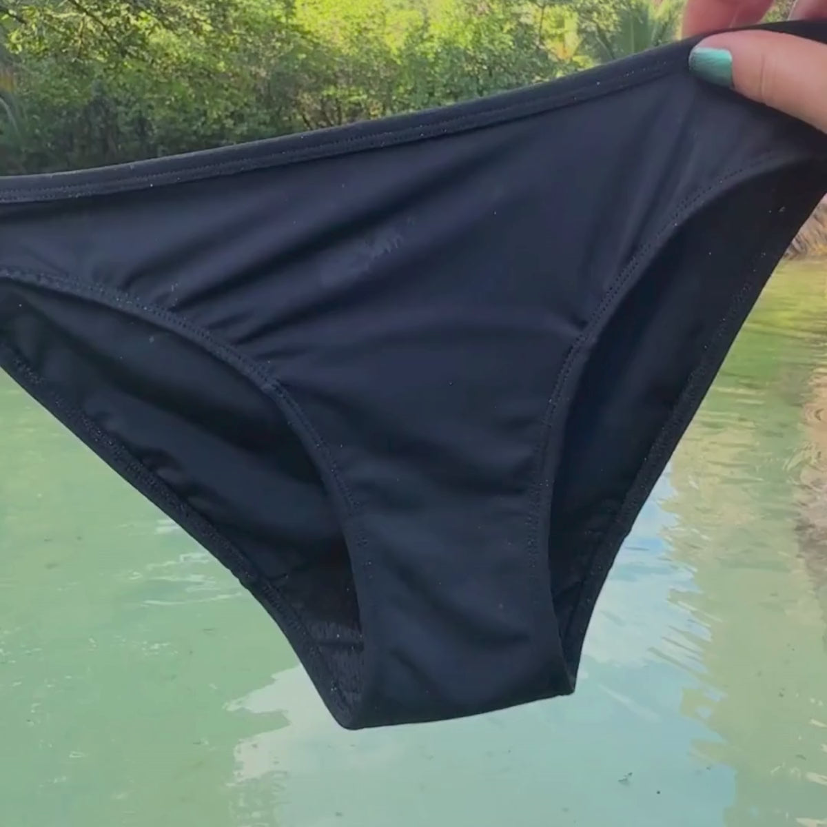 Indlæs video: Femi.Eko® Maja – badetøj til menstruation, i flot rød farve med solbeskyttelse