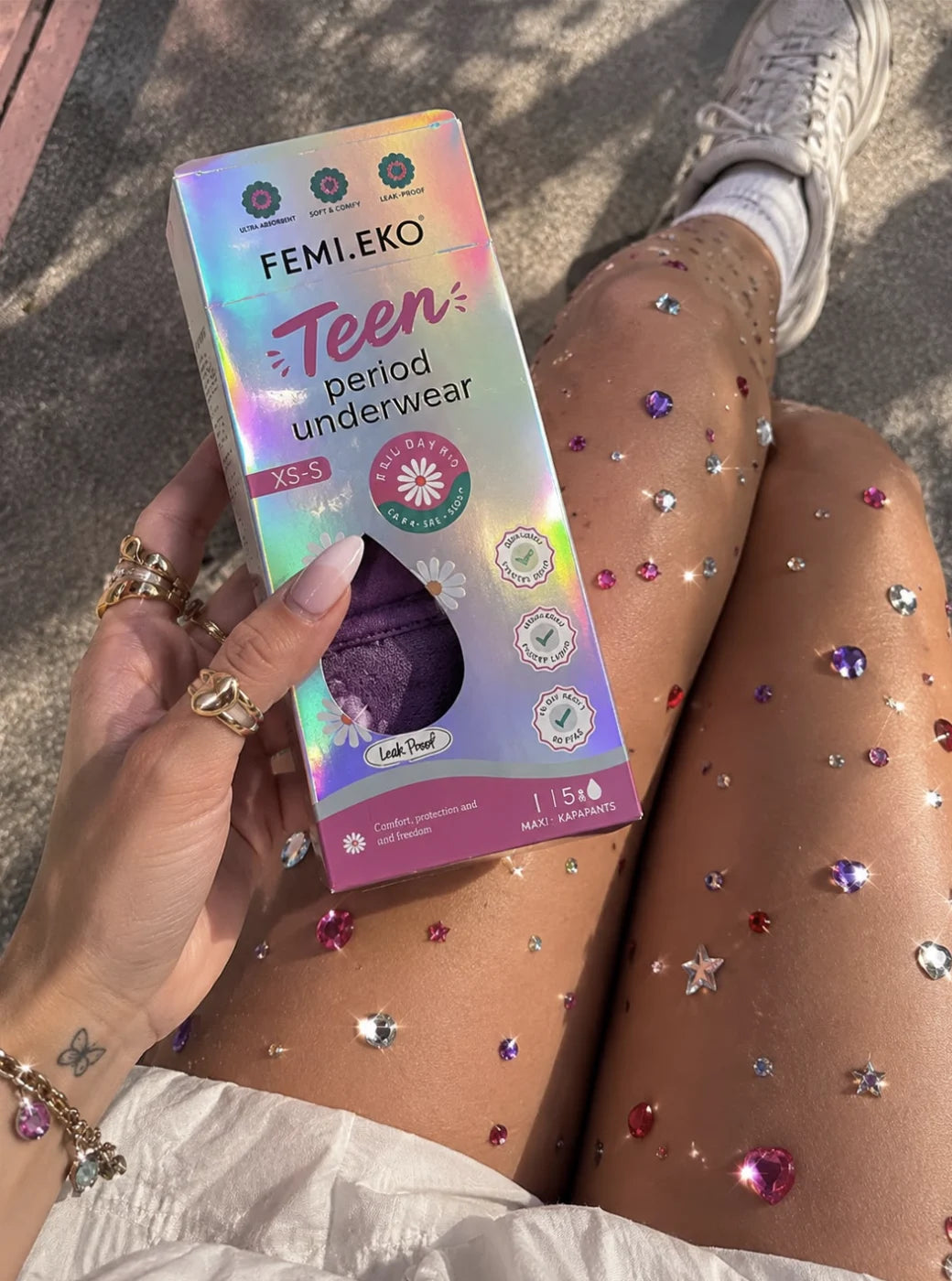 Originalförpackning från Femieko Teen som hålls i handen i naturligt ljus